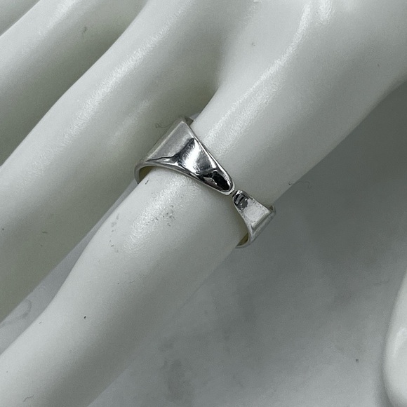 Sterling Silver With A Daisy Flower Ring
925 Sz 7.5 slightly adjustable - Picture 4 of 11